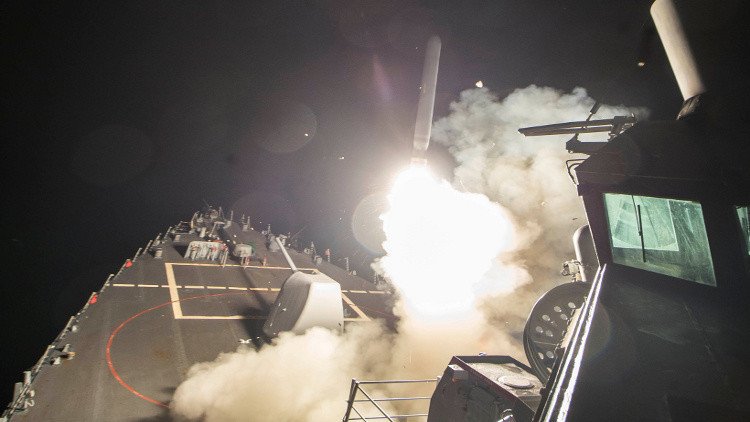 لحظة اطلاق صواريخ توما هوك الأمريكية من ظهر البارجة الحربية