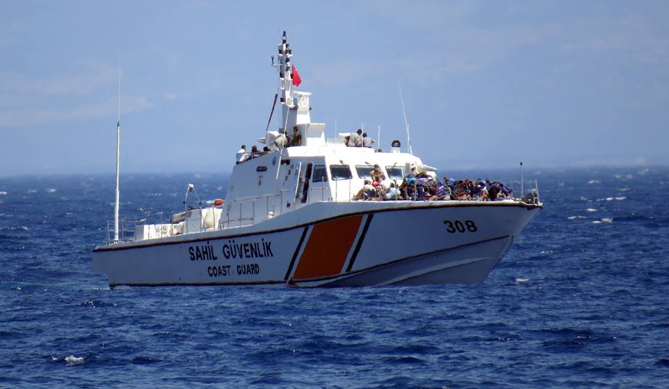 خفر السواحل التركي ينقذ مهاجرين علقوا بمنطقة صخرية بمشاركة غواصين
