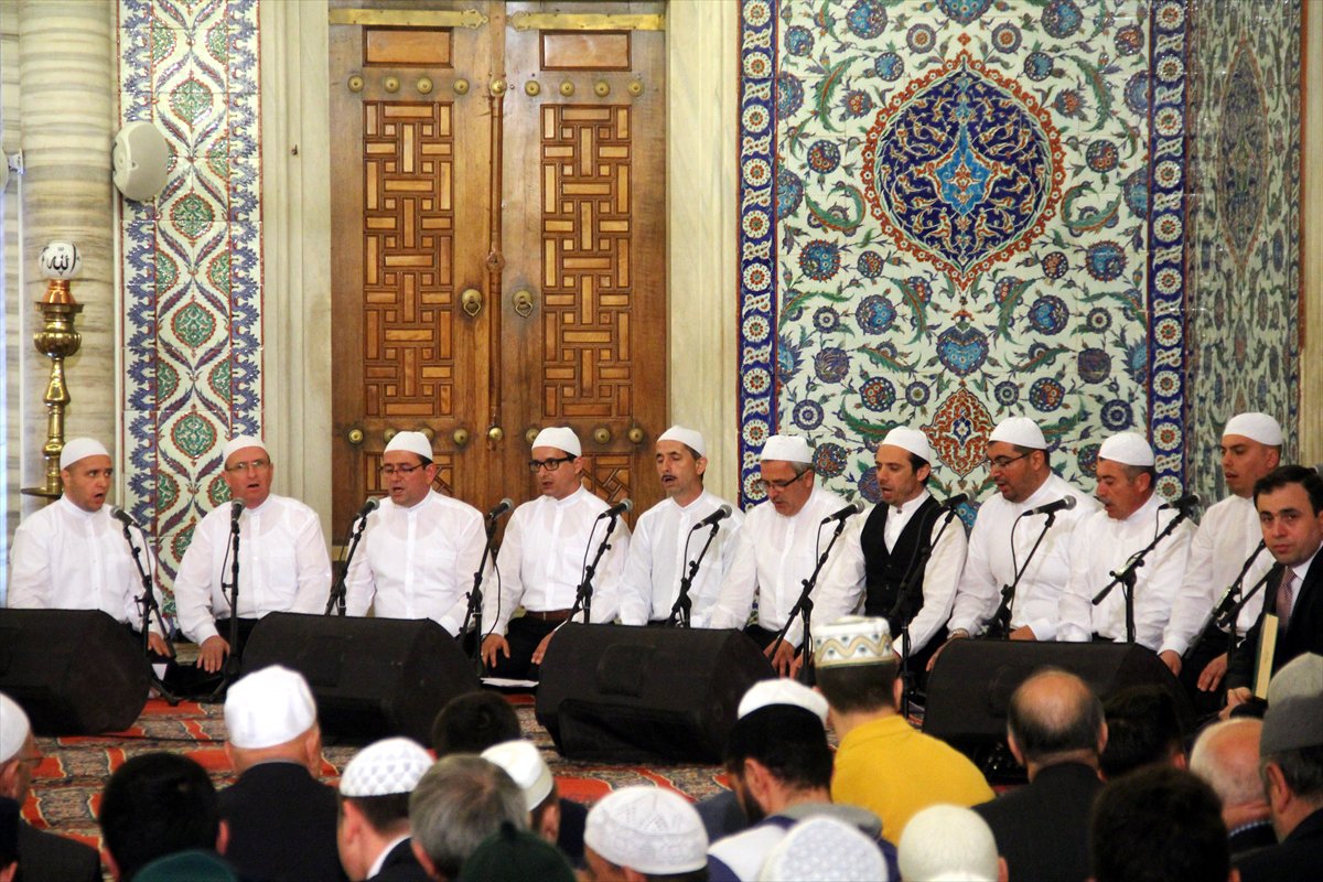 ‏فرقة تركية – بلقانية تنشد بعدة لغات في رمضان