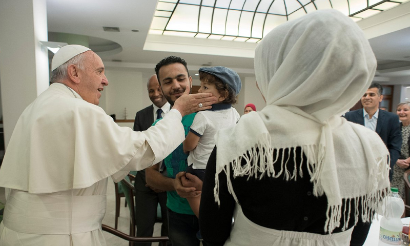 بابا الفاتيكان يستقبل ثلاث عائلات سورية لاجئة 