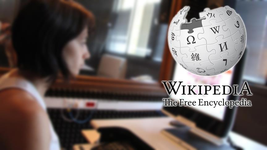 امرأة تتصفح موقع ويكيبيديا