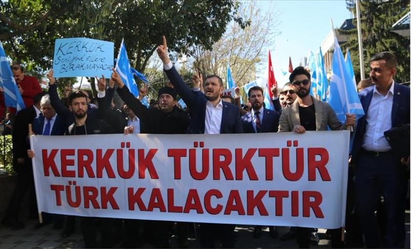 مظاهرة أمام القنصلية العراقية بإسطنبول احتجاجًا على رفع علم الإقليم الكردي في كركوك