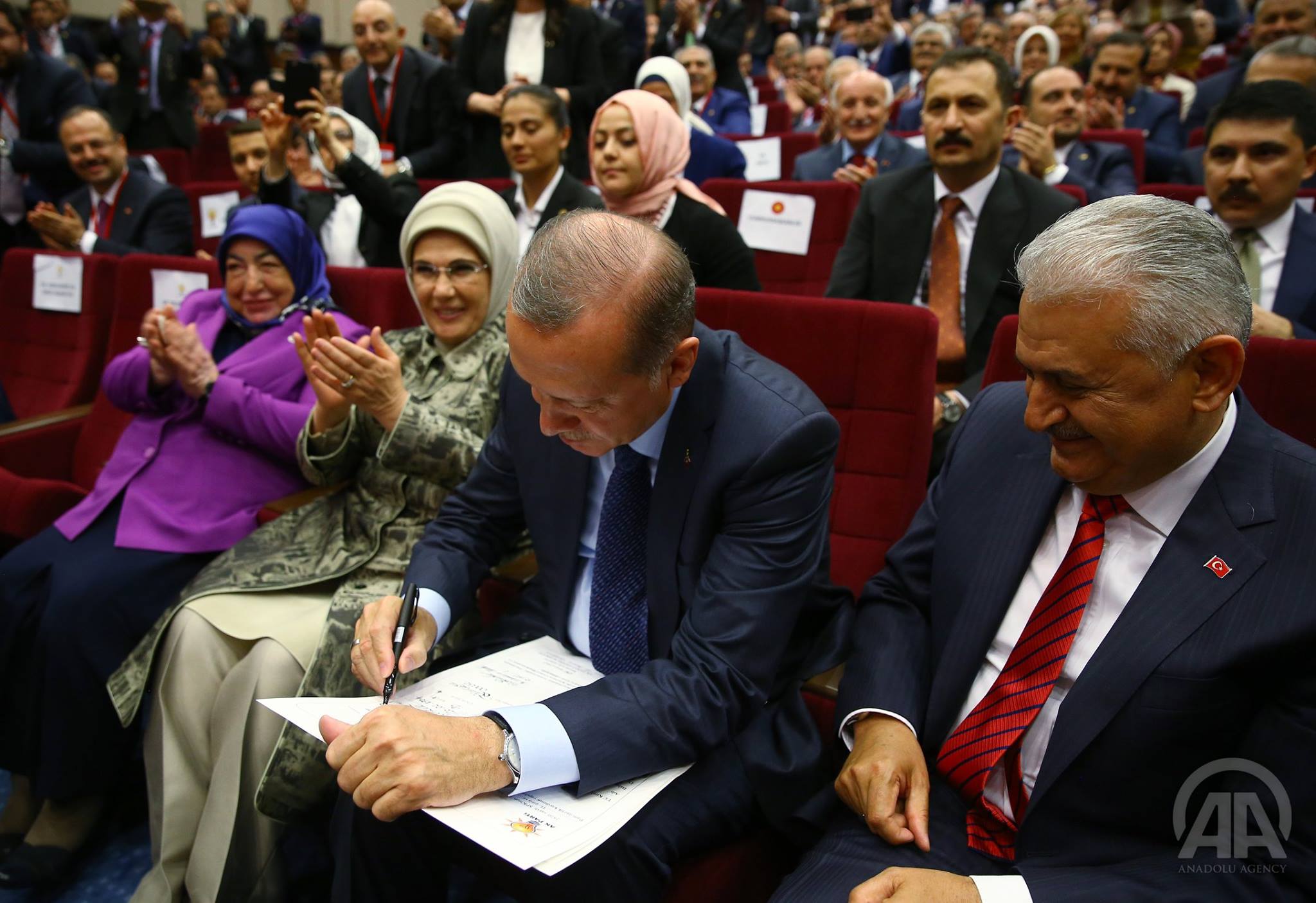 قرار للرئيس أردوغان لمنع أي انشقاقات عن حزب العدالة والتنمية