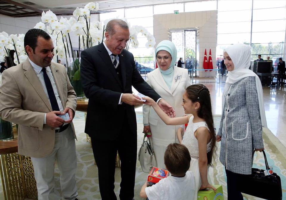 الرئيس التركي يسلم الطفلة السورية بطاقتها بعد حصولها وعائلتها على الجنسية التركية - 12 أيار 2017