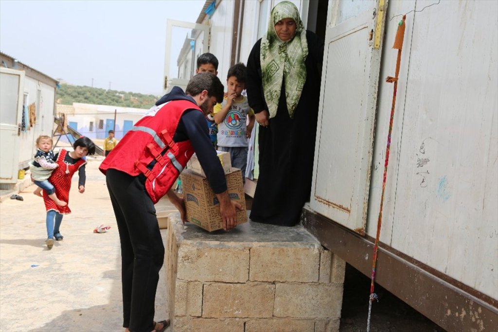 الهلال الأحمر التركي يوزع مساعدات على نازحين أيتام في إدلب السورية 