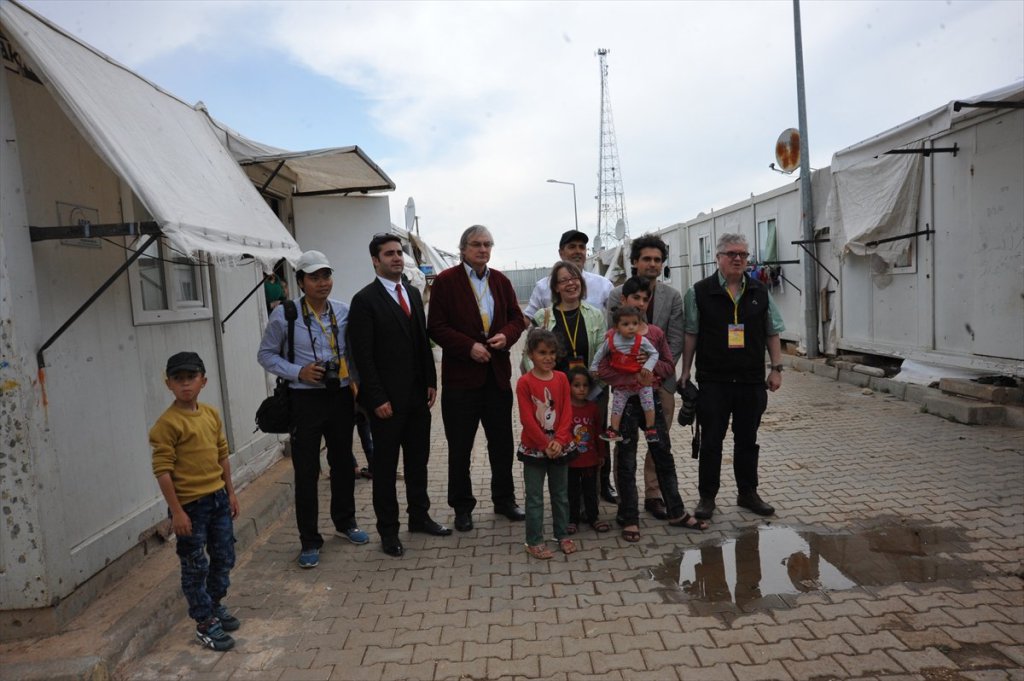 صحفيون من الأمم المتحدة يزورن مخيماً للاجئين السوريين جنوبي تركيا 