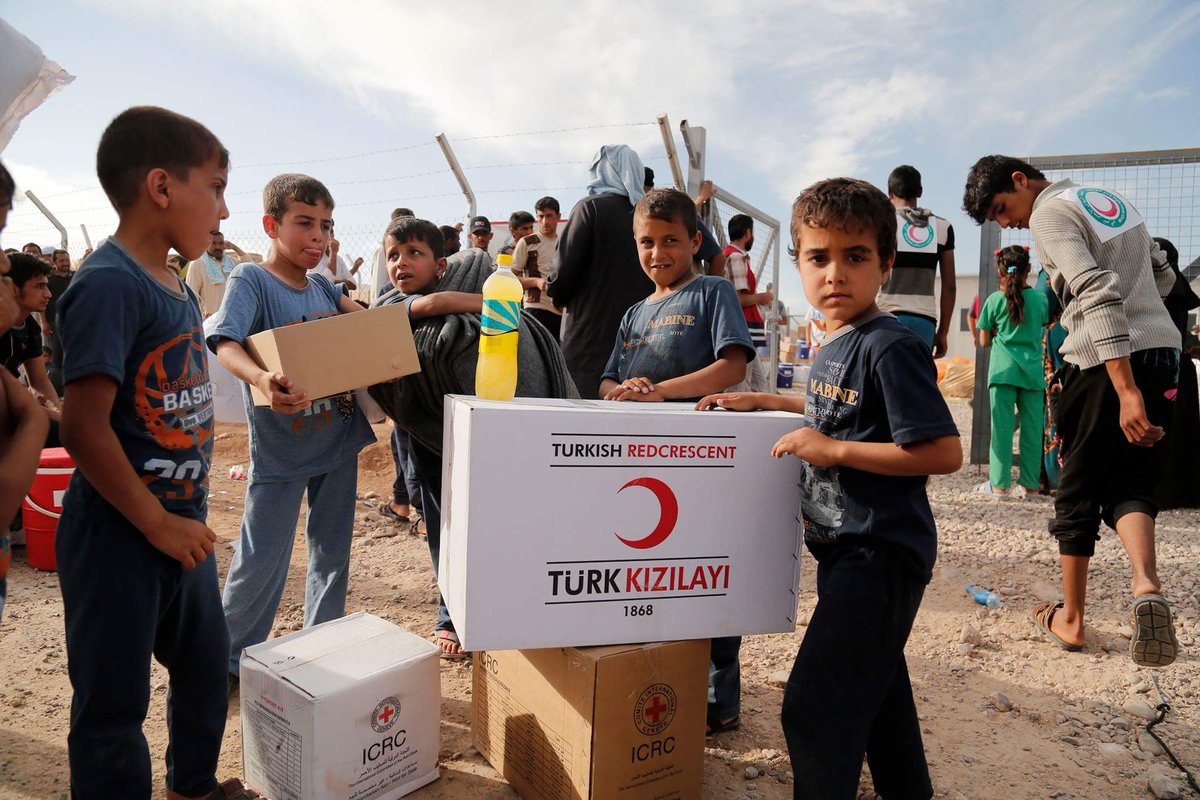 الهلال الأحمر التركي يوزع مساعدات إنسانية لـ 200 عائلة من نازحي الموصل