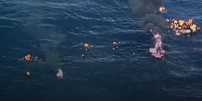 إشتعال النيران بـ ” بلم ” يقل لاجئين قبالة السواحل الإسبانية ! ( فيديو )
