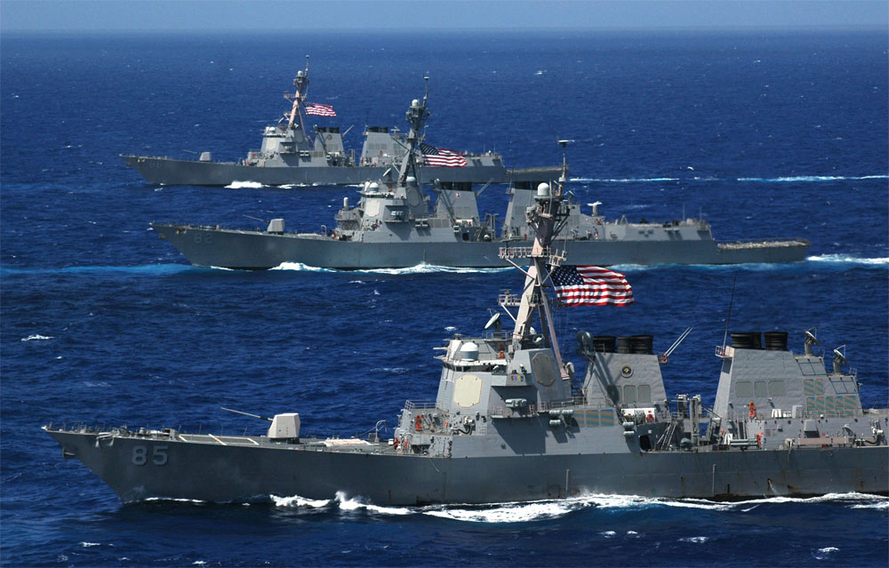 الولايات المتحدة تدفع بالمزيد من السفن الحربية إلى المتوسط