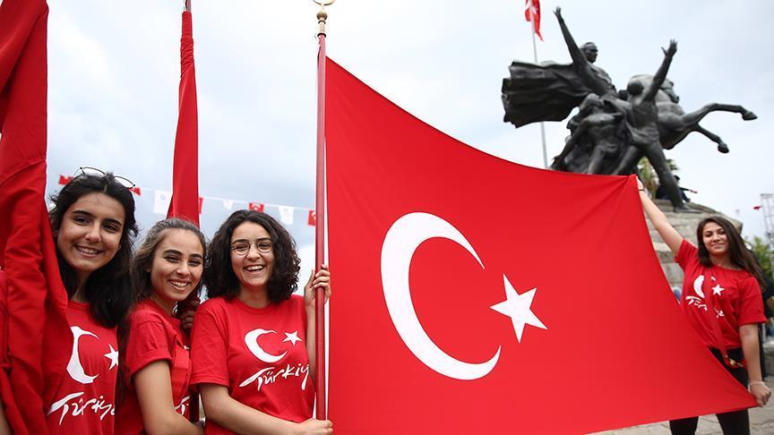 تركيا تحيي ذكرى أتاتورك وتحتفل بعيد الشباب
