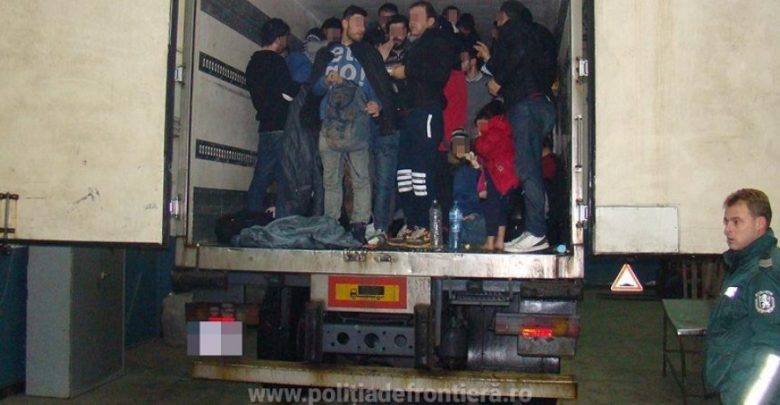 بينهم 29 طفلاً سورياً وعراقياً .. العثور على العشرات من اللاجئين داخل شاحنة كبيرة مغلقة في رومانيا