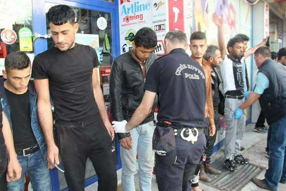 السلطات التركية تقوم بحملة اعتقالات طالت عشرات الشبان أغلبهم من السوريين