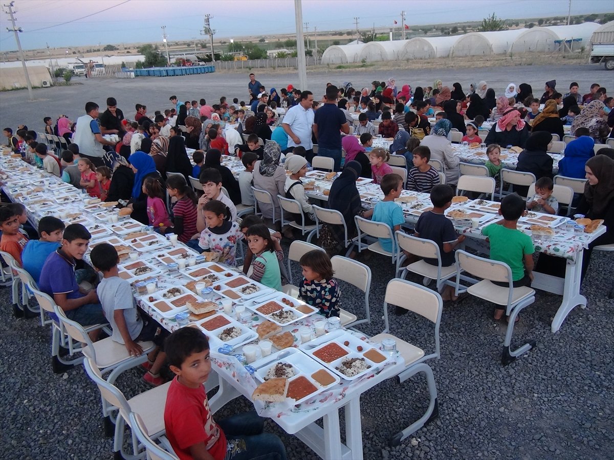 جمعية تركية تقيم مأدبة إفطار ليتامى سوريين بولاية"شانلي أورفا"
