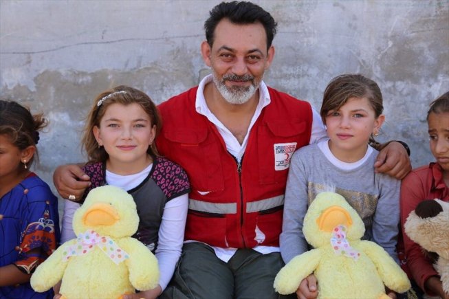 الهلال الأحمر التركي يوزّع الهدايا للأيتام السوريين في إدلب