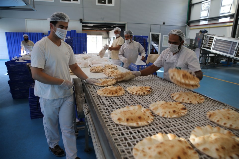 هيئة الإغاثة الانسانية التركية تعلن عن كمية الخبز الممنوحة للسوريين في سوريا منذ بداية رمضان