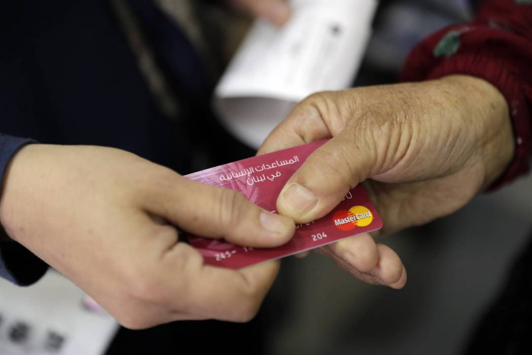 بطاقات المساعدات الغذائية للاجئين السوريين تنعش عمل تجار لبنانيين صغار