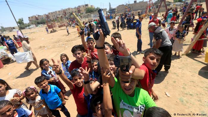 أطفال في الموصل يحتلون بعيد الفطر