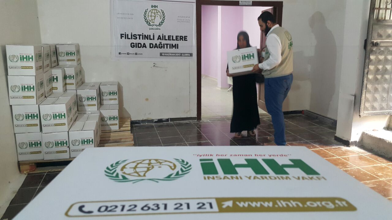 هيئة تركية توزع سلال غذائية على المهاجرين الفلسطينيين في مدينة اورفا