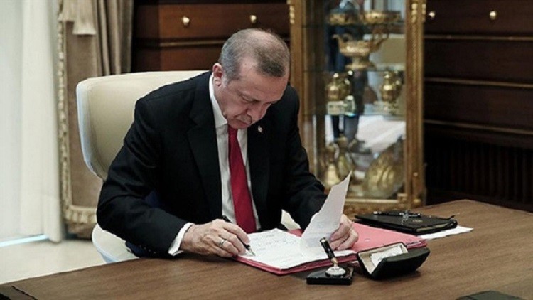 أردوغان وهو يوقع 