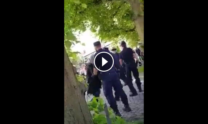 الشرطة السويدية تسحب الأطفال من أهاليهم اللاجئين يشعل جدلاً كبيراً (فيديو)