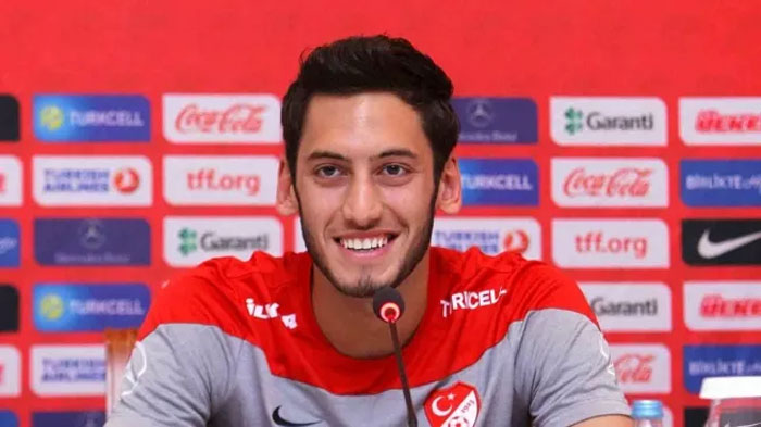 لاعب كرة القدم التركي هاكان تشالهانوغلو