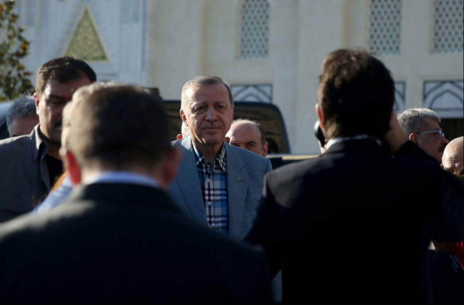 الرئيس التركي رجي طيب أردوغان خلال خروجه لتأدية صلاة عيد الفطر السعيد