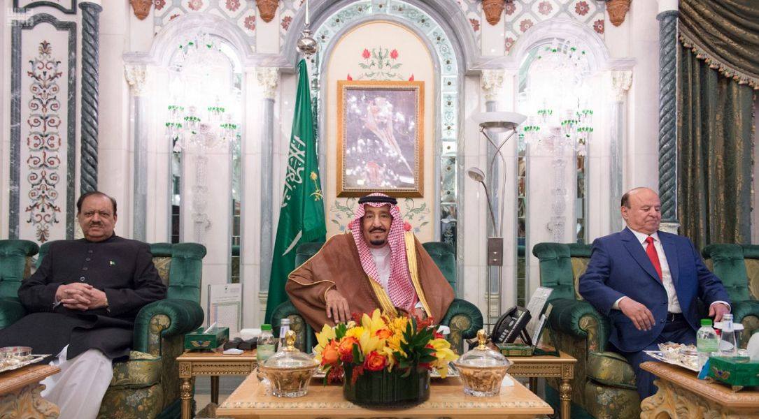 العاهل السعودي يلتقي الرئيس الباكستاني في #مكة المكرمة