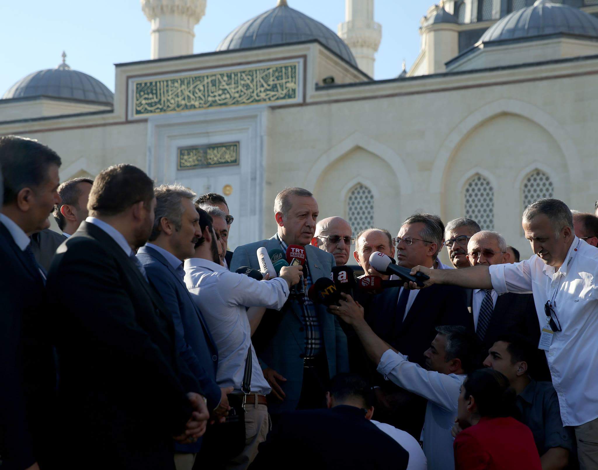 الرئيس التركي رجي طيب أردوغان في مقابلة صحفية أول أيام عيد الفطر السعيد