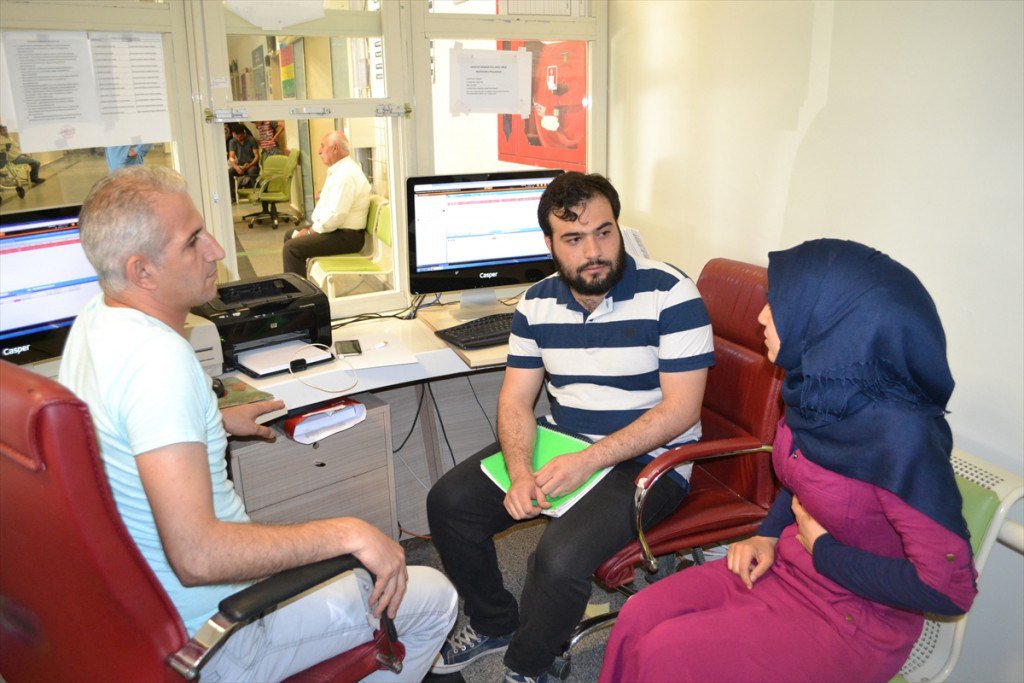 متطوعون يقدمون خدمات ترجمة مجانية للسوريين في المستشفيات التركية
