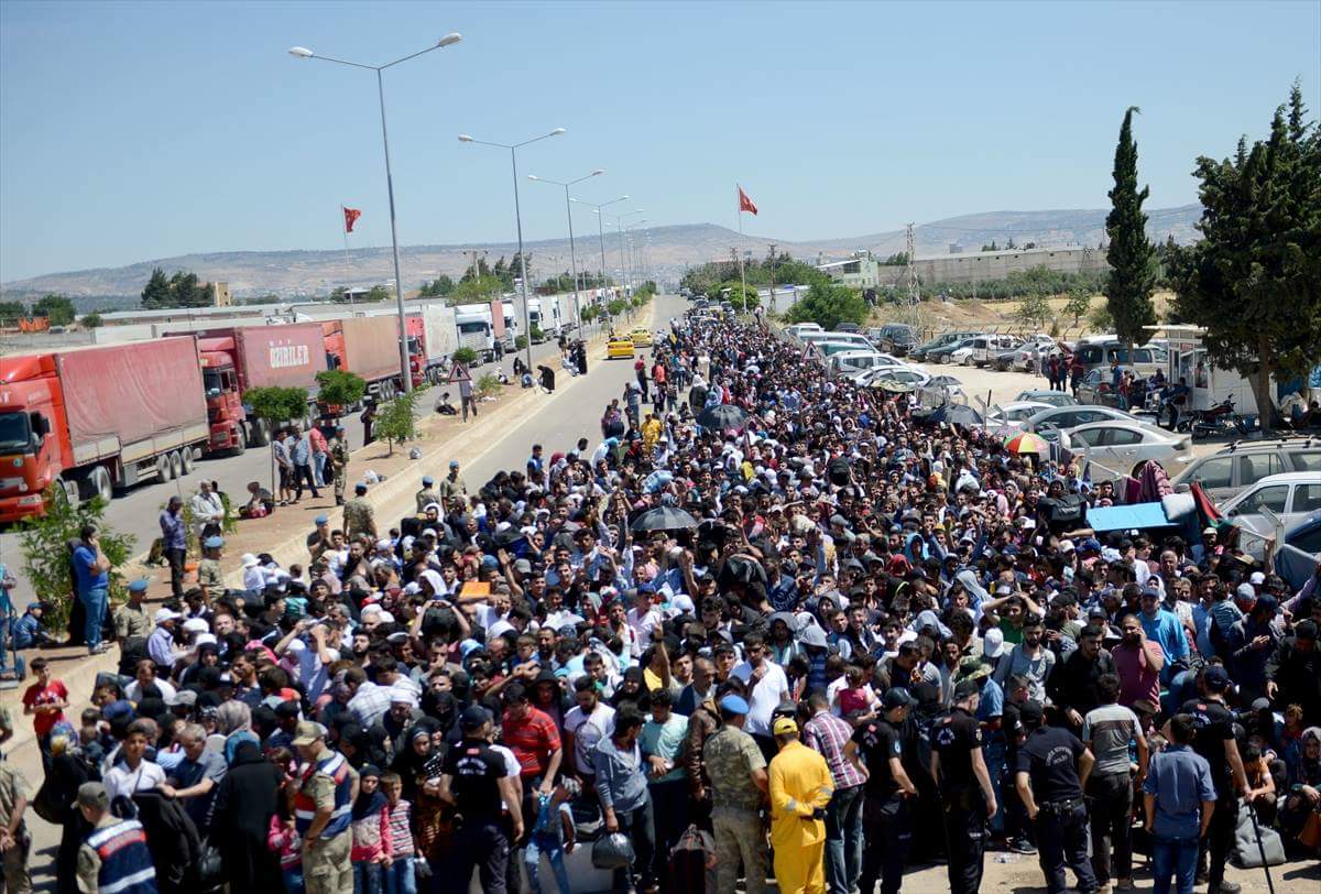 آلاف السوريين بتوجهون الى سوريا عبر المعابر الحدودية لقضاء عطلة العيد