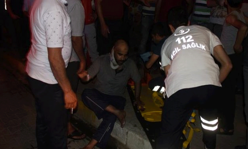 سكن شبابي للسوريين في تركيا يحترق .. وأحدهم يرمي نفسه من النافذة