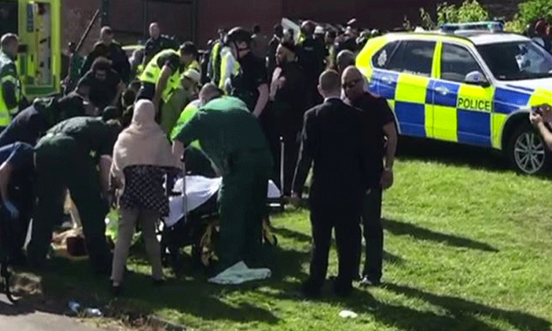 سيارة تدهس مشاة مسلمين في بريطانيا أثناء الاحتفال بعيد الفطر