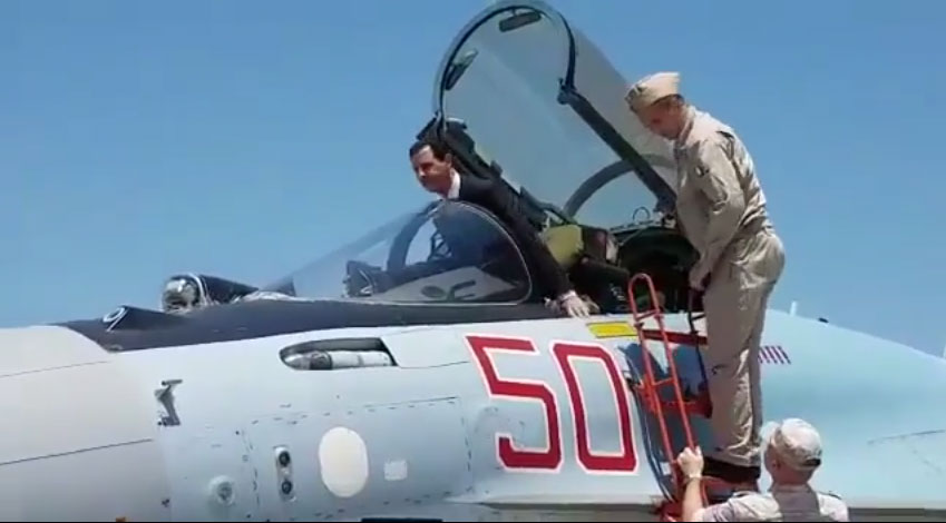بالفيديو .. بشار الأسد يركب طائرة روسية من التي تقتل شعبه