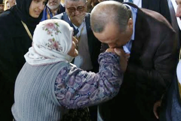 يقبل يد مسنة - تركيا