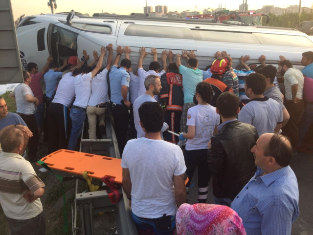 إصابة 15 شخاً بجروح بعد انقلاب سيارتهم المتوجهة من اسطنبول إلى أنقرة
