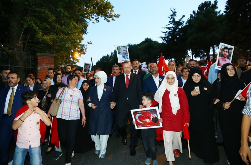 بالصور.. أردوغان يصل جسر شهداء 15 تموز سيرا على الأقدام برفقة عقيلته وحفيده