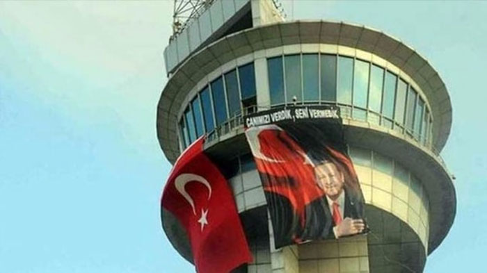 موظفوا مطار أتاتورك لـ أردوغان: فرطنا بأرواحنا و لم نفرّط بك
