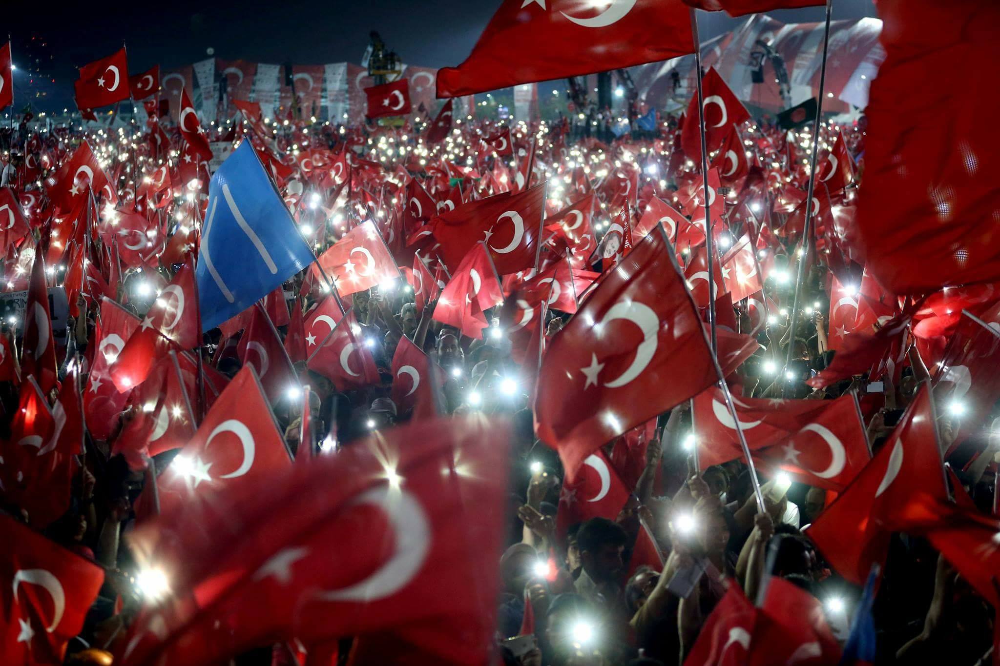 الشعب التركي في الساحات