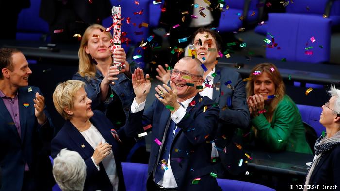 البرلمان الألماني يسمح بزواج المثليين
