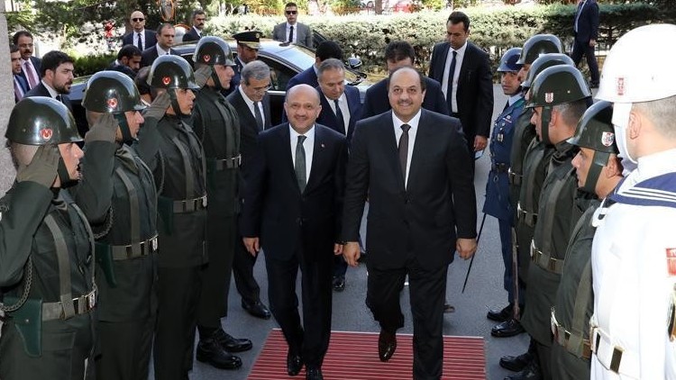 وزير الدولة القطري لشؤون الدفاع، خالد بن محمد العطية، مع وزير الدفاع التركي، فكري إشيق.
