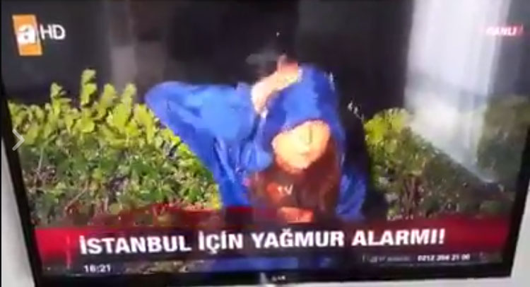 شاهد.. مراسلة اثناء تغطيتها للعاصفة التي ضربت اسطنبول