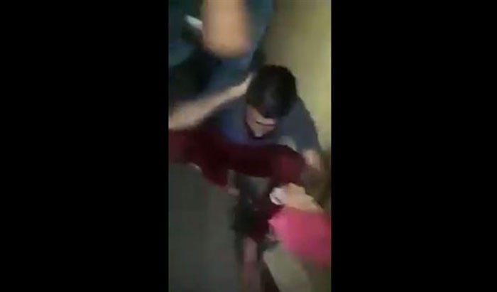 فيديو صادم.. ضرب واهانة لاجئ سوري بطريقة مذلة
