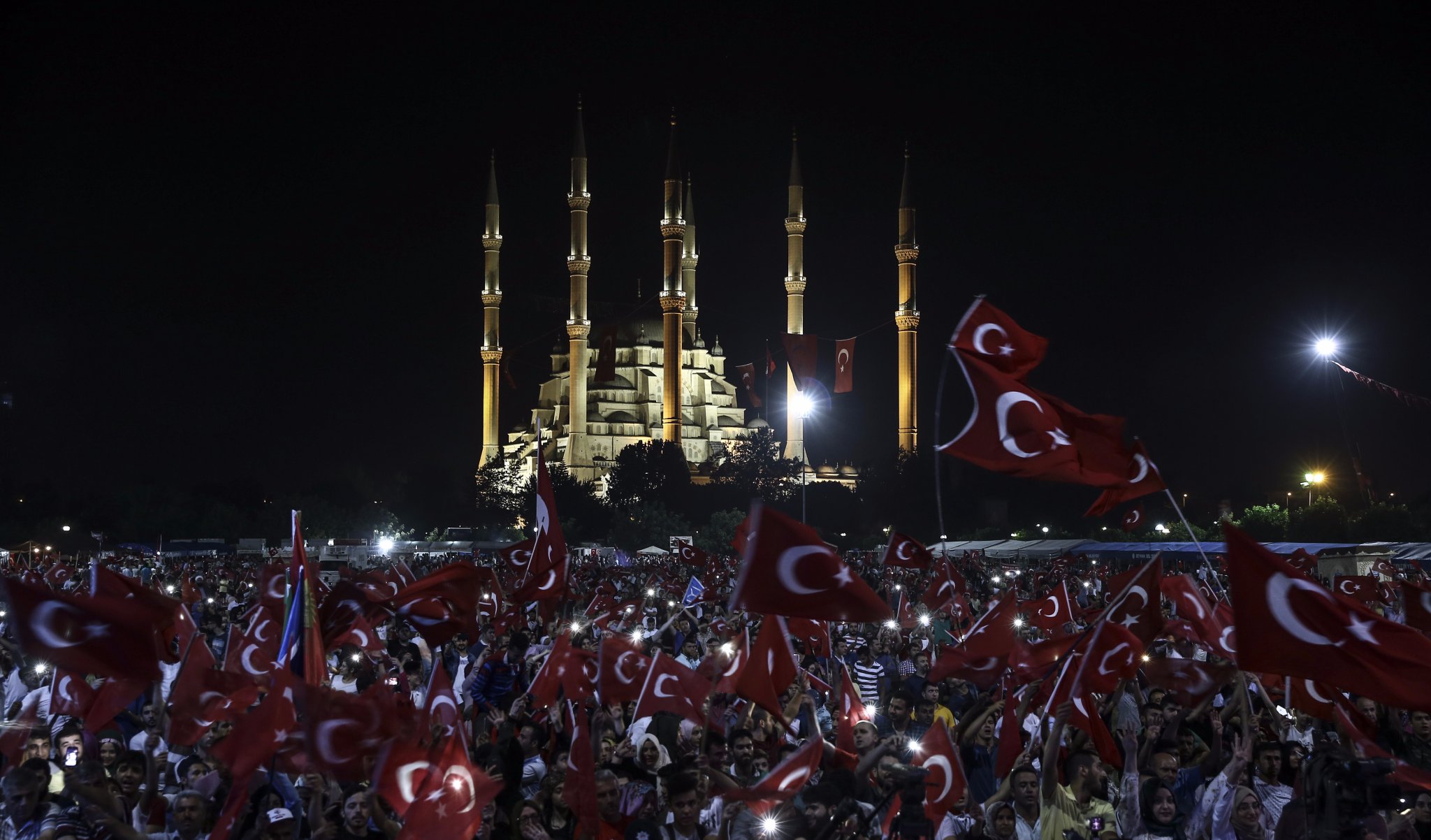 في ذكرى ملحمة التصدي للانقلاب.. 90 ألف مسجد في تركيا تصدح بالأذان والدعاء 