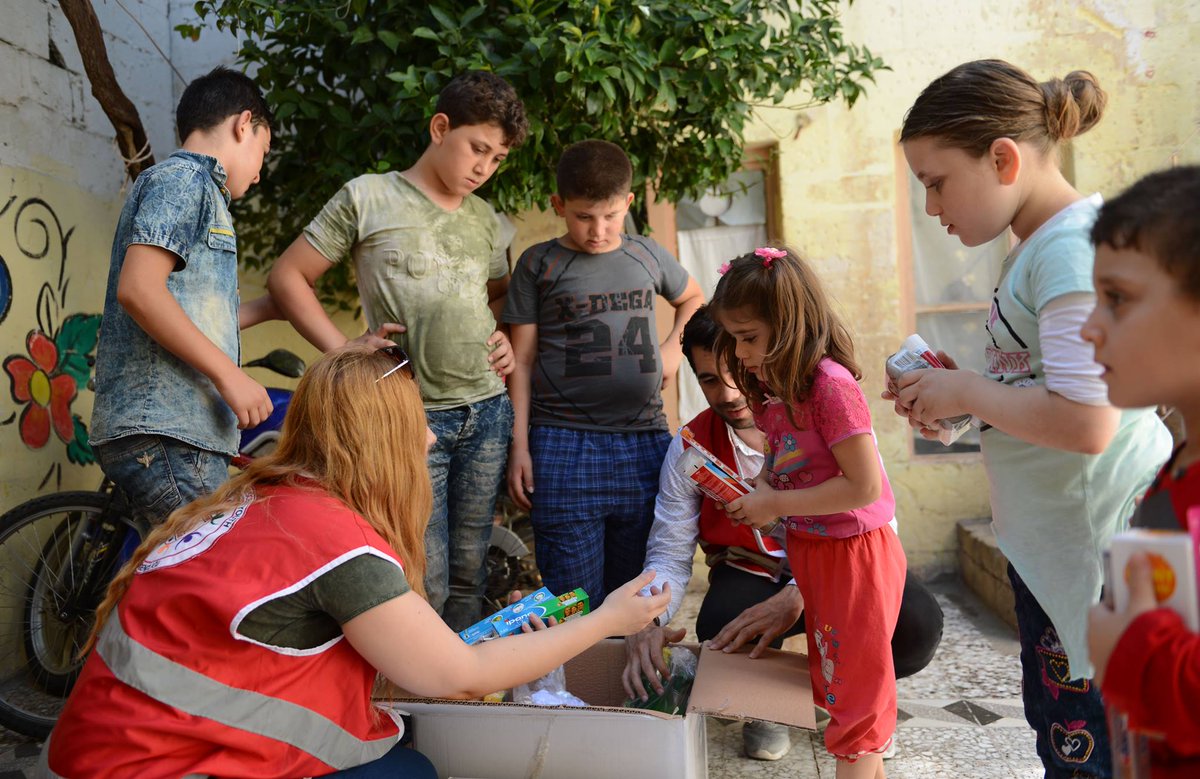 جمعة تركية توزع مساعدات إنسانية وملابس على أيتام سوريين