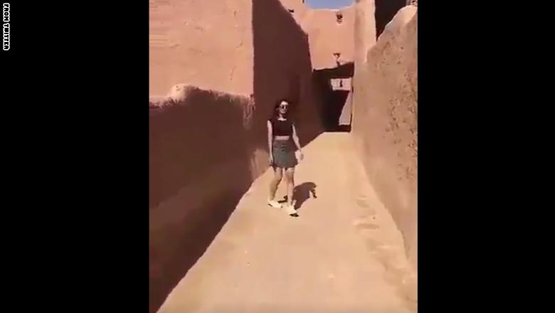 فتاة سعودية تسير بملابس “غير محتشمة” تشعل مواقع التواصل الاجتماعي