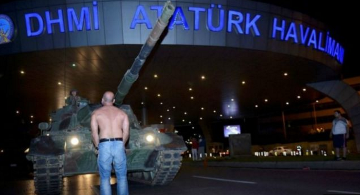 منع المواطنون الأتراك بأجسادهم الجنود الانقلابيين من التقدم