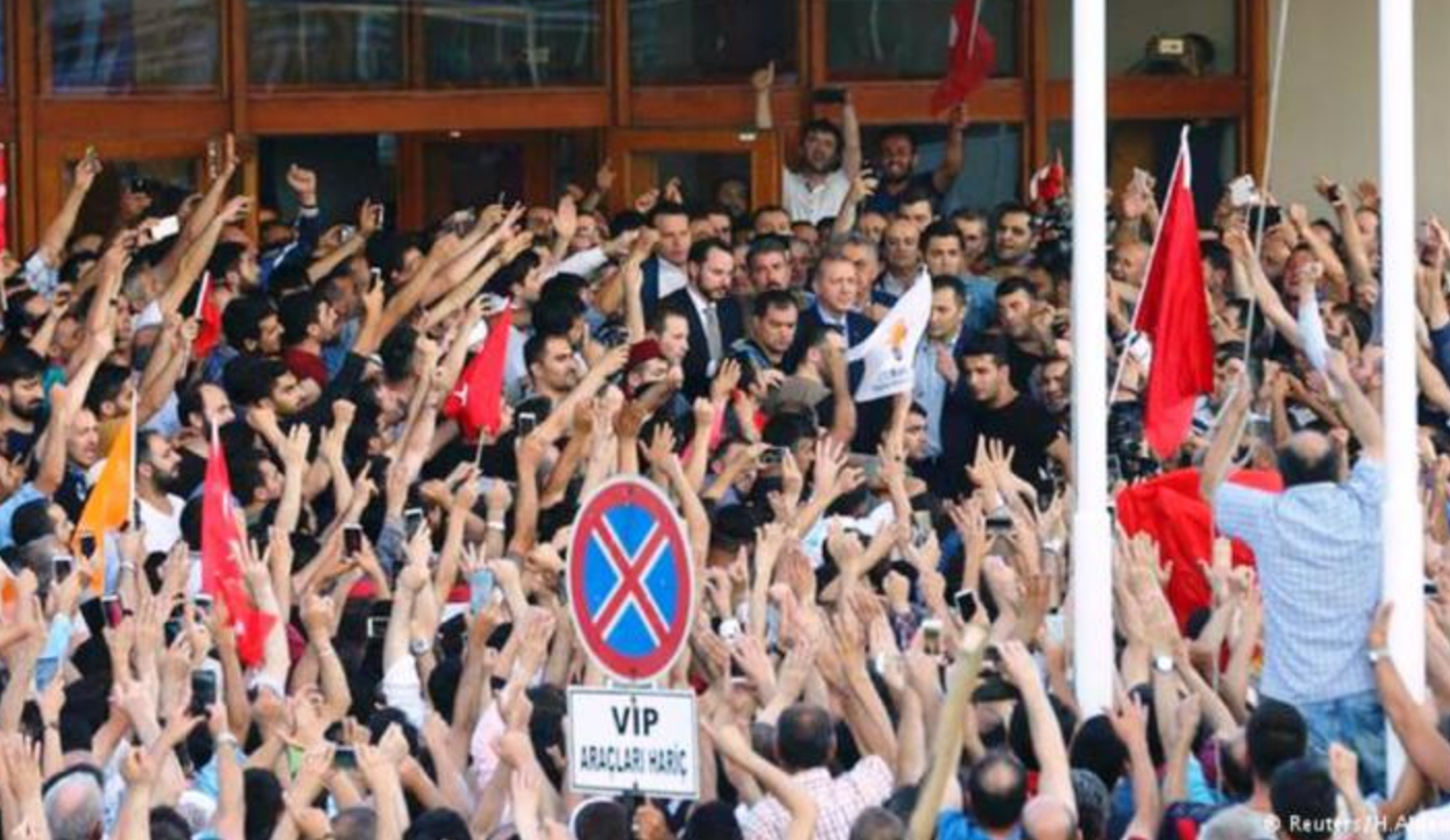 الأتراك يستقبلون أردغان في مطار أتاتورك في إسطنبول بعد نجاته من المحاولة الانقلابية