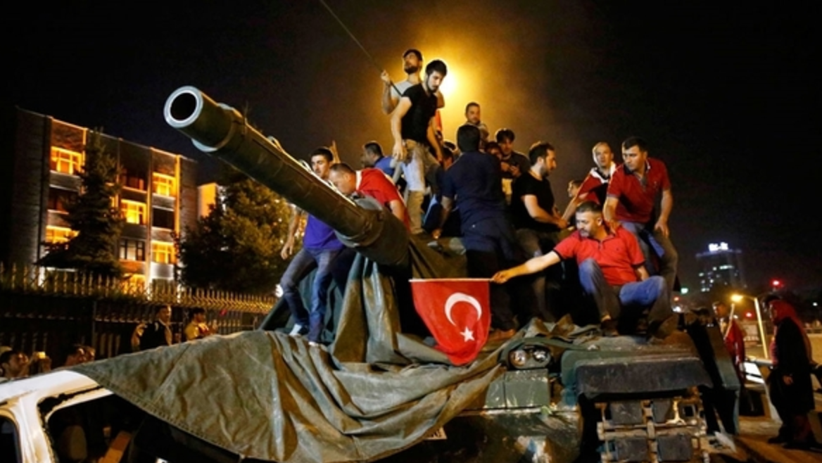 الأتراك يرفعون الأعلام التركية على الدبابات بعد السيطرة عليها