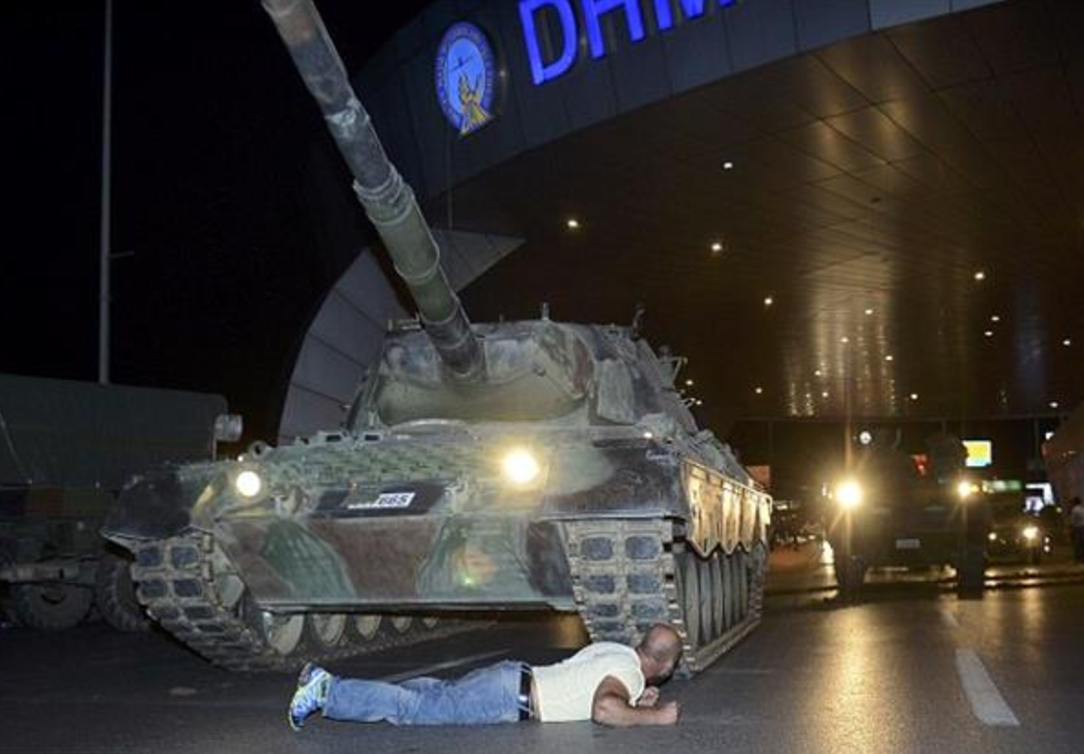 الصورة الشهيرة للرجل التركي الذي مدد نفسه على الأرض لمنع تقدم دبابات الانقلابيين