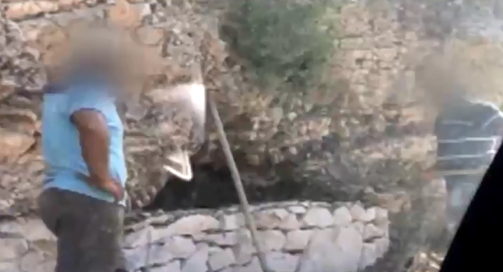شاهد بالفيديو .. بلدة لبنانية تجبر السوريين على العمل ” مجاناً ” من أجل !! 